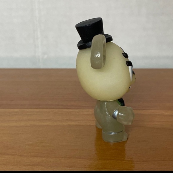 Five nights at freddy's Glow In The Dark Freddy Collectable Toy Figure 2016 - Picture 3 of 8